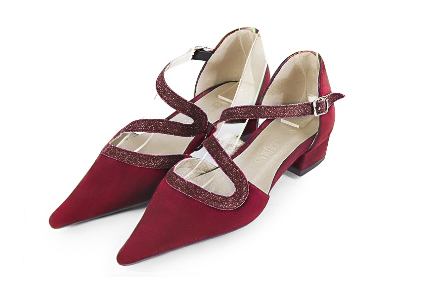 Burgundy red open side elegant shoes, with snake-shaped straps. Pointed toe. Low block heels.